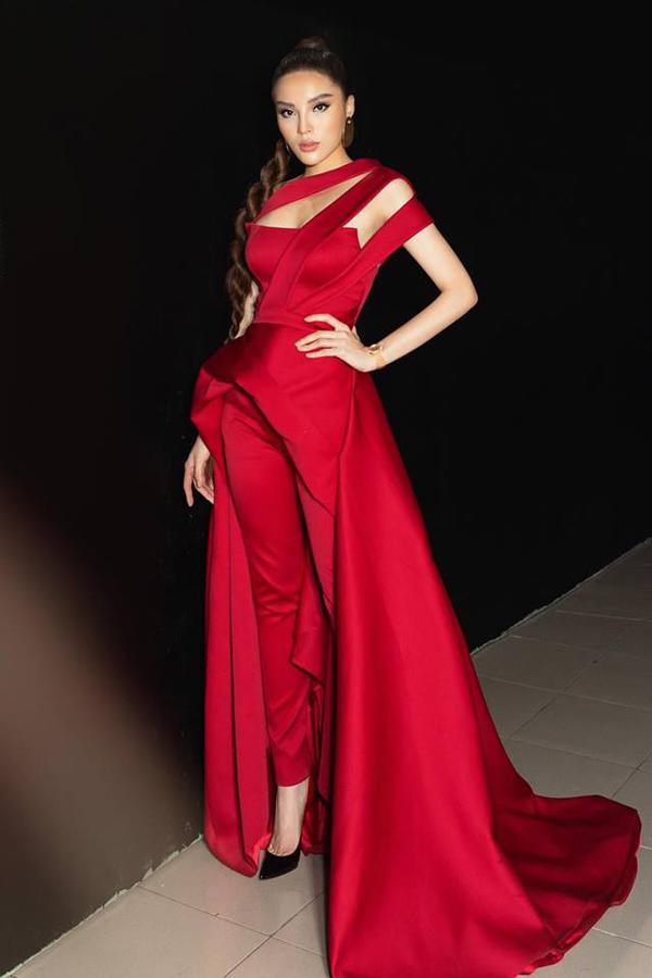 Kỳ Duyên, Mỹ Linh, Tiểu Vy: Cuộc chiến đọ sắc vóc với váy áo trên mặt trận thảm đỏ-6