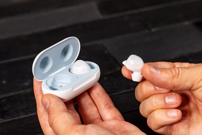 Samsung trình làng Galaxy Buds rẻ hơn AirPods, hỗ trợ sạc không dây-1