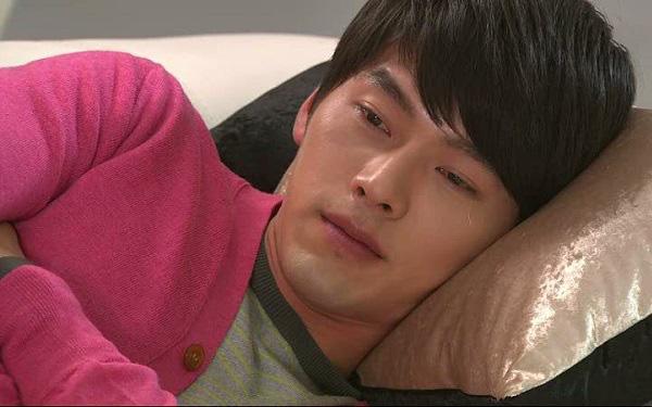 Trót lên giường với chị sếp già, choáng váng khi tỉnh dậy thấy 5 triệu cùng vật lạ-2