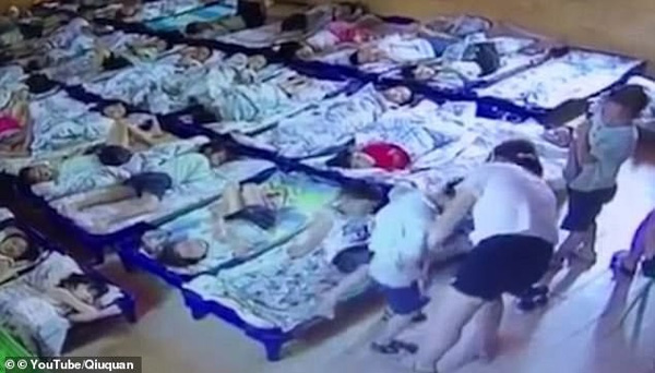Giáo viên mầm non ngược đãi trẻ em không thương tiếc, lấy kẹp giấy đâm vào người hơn 20 đứa trẻ để bắt ngủ trưa-1