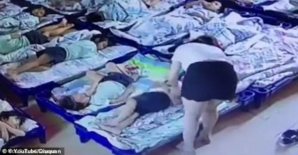 Giáo viên mầm non ngược đãi trẻ em không thương tiếc, lấy kẹp giấy đâm vào người hơn 20 đứa trẻ để bắt ngủ trưa-2