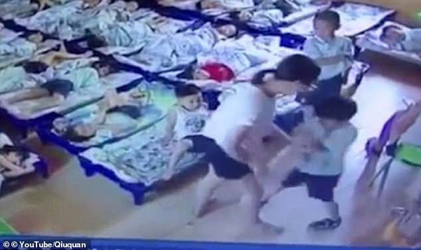 Giáo viên mầm non ngược đãi trẻ em không thương tiếc, lấy kẹp giấy đâm vào người hơn 20 đứa trẻ để bắt ngủ trưa-4