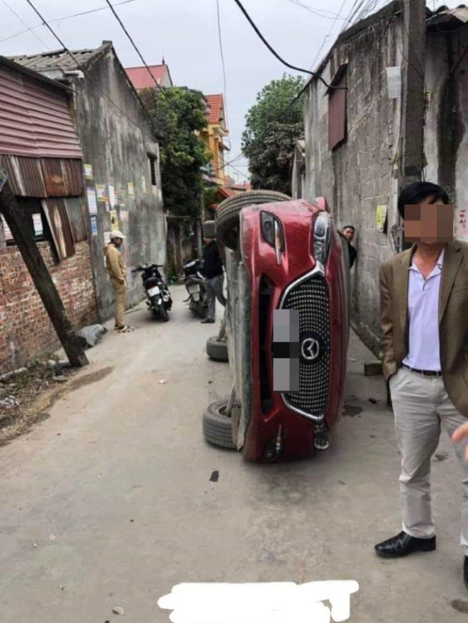 Hiện trường vụ tai nạn khiến dân mạng đau đầu tìm lời giải: Sao chiếc xe lại lật được?-1