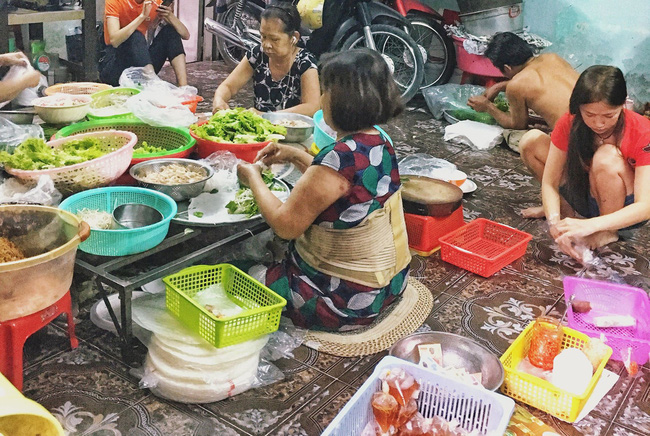 Tiệm gỏi cuốn nổi tiếng nhất nhì Sài Gòn, cứ chiều đến thực khách lại xếp hàng... ngoài cửa sổ chờ mua-2