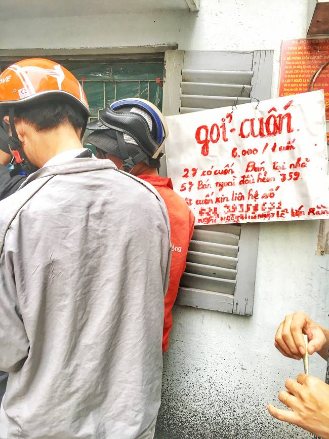 Tiệm gỏi cuốn nổi tiếng nhất nhì Sài Gòn, cứ chiều đến thực khách lại xếp hàng... ngoài cửa sổ chờ mua-3