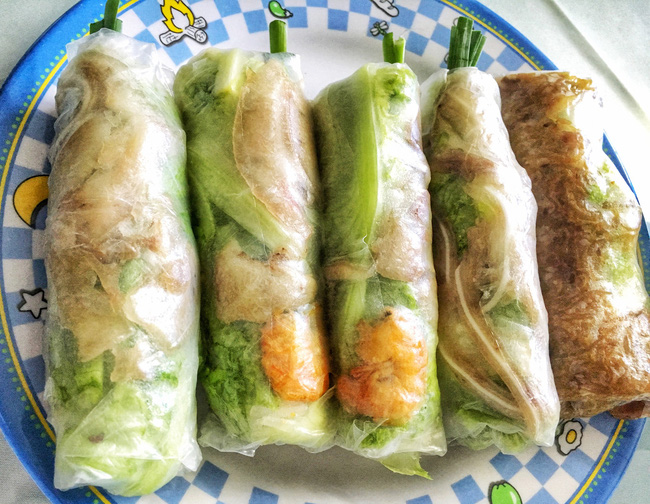 Tiệm gỏi cuốn nổi tiếng nhất nhì Sài Gòn, cứ chiều đến thực khách lại xếp hàng... ngoài cửa sổ chờ mua-4