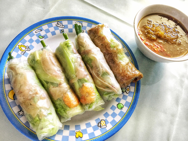 Tiệm gỏi cuốn nổi tiếng nhất nhì Sài Gòn, cứ chiều đến thực khách lại xếp hàng... ngoài cửa sổ chờ mua-5