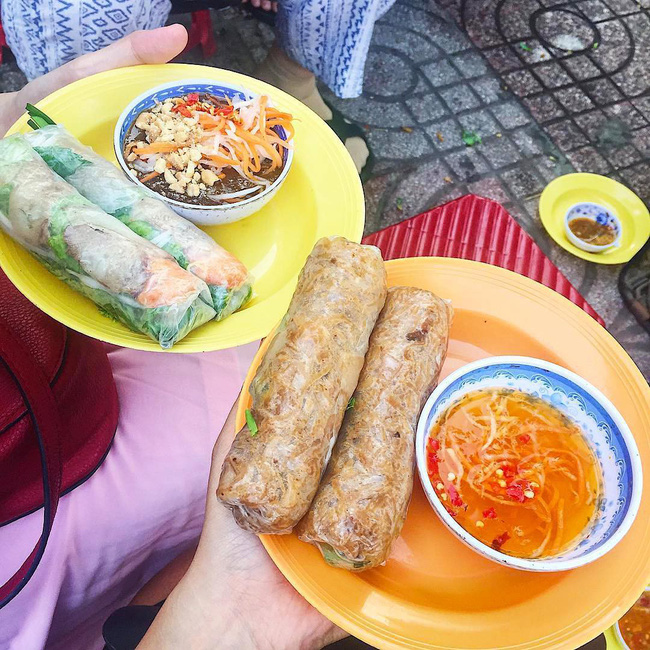 Tiệm gỏi cuốn nổi tiếng nhất nhì Sài Gòn, cứ chiều đến thực khách lại xếp hàng... ngoài cửa sổ chờ mua-6