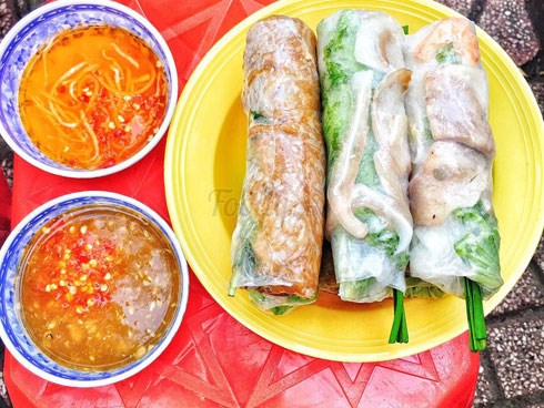 Tiệm gỏi cuốn nổi tiếng nhất nhì Sài Gòn, cứ chiều đến thực khách lại xếp hàng... ngoài cửa sổ chờ mua
