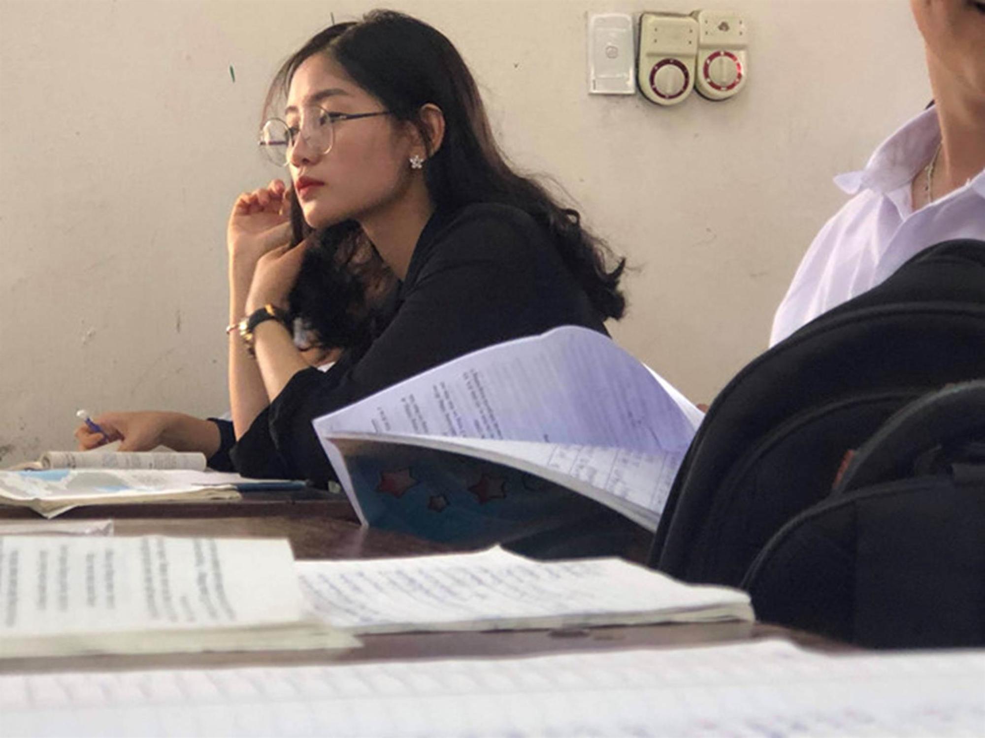 Cô giáo Lịch Sử bị học sinh chụp lén, đăng ảnh lên mạng vì xinh đẹp-1