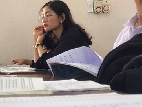 Bị học sinh chụp ảnh dìm, cô giáo thực tập vẫn nổi bần bật vì nét lai xinh đẹp chẳng kém hot girl Thái-12