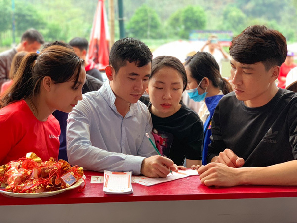 Xu hướng ‘xin lộc’ đầu năm của người Việt tại lễ hội-1