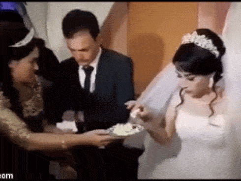 Video: Trêu đùa đút bánh cưới cho chồng, cô dâu bị chú rể tát thẳng mặt