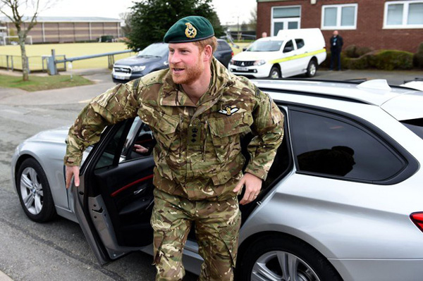 Hoàng tử Harry lẻ bóng một mình khi vợ bầu Meghan tiệc tùng ồn ào ở Mỹ, nhìn gia đình Công nương Kate khác xa một trời một vực-2