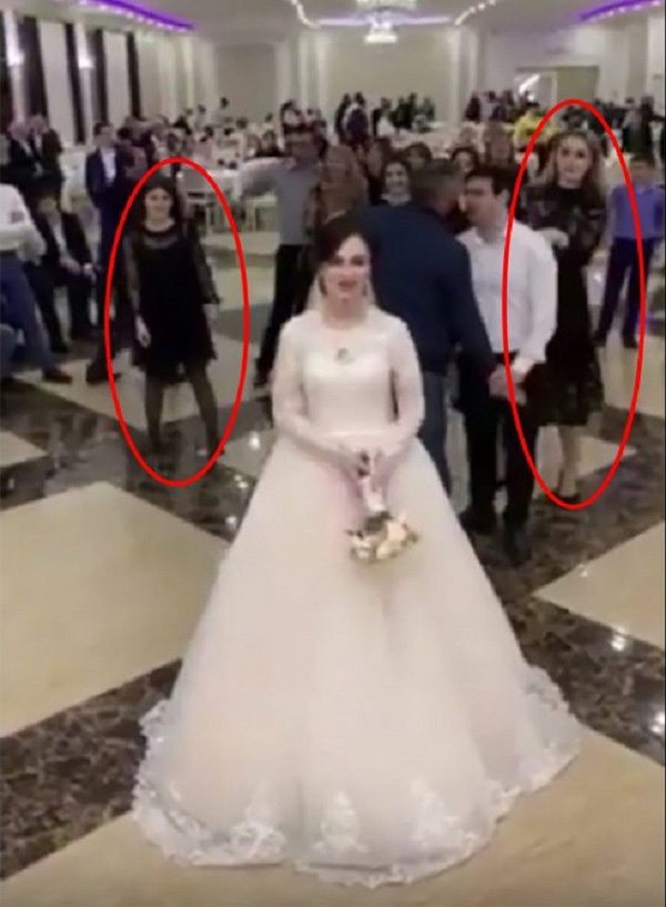 Có một bó hoa cưới mà ai cũng muốn lấy chồng, 2 cô gái lao vào cấu xé nhau tơi tả trước quan viên hai họ-1