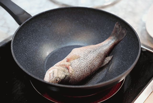 Không cần dùng gừng chà đáy chảo, chỉ bằng mẹo này cũng khiến cá rán giòn không sát chảo-2