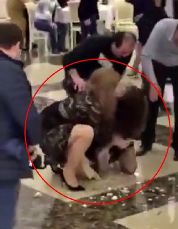 Có một bó hoa cưới mà ai cũng muốn lấy chồng, 2 cô gái lao vào cấu xé nhau tơi tả trước quan viên hai họ-2