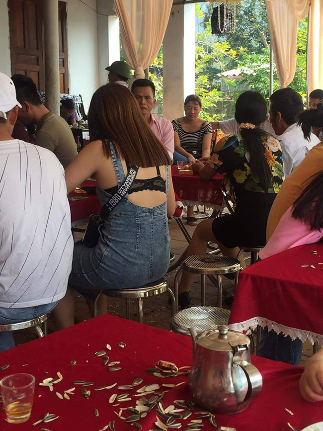 Lên đồ dự tiệc đám cưới theo phong cách thời trang phang hoàn cảnh, cô nàng nhận cả núi gạch đá: Thật kém sang!-1