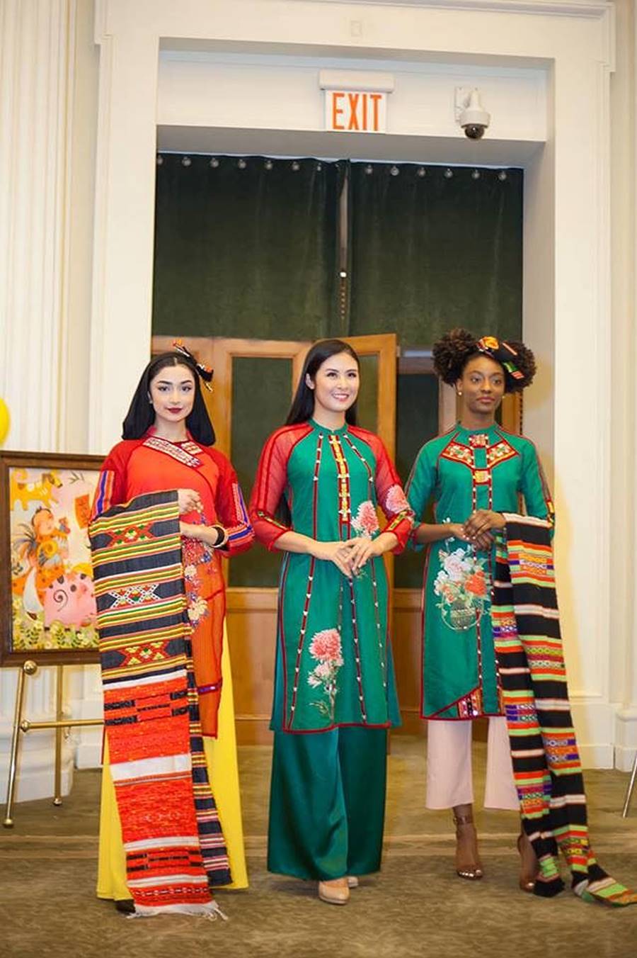 Hoa hậu Tiểu Vy, Á hậu Phương Nga đốn tim fans với váy áo lộng lẫy-12