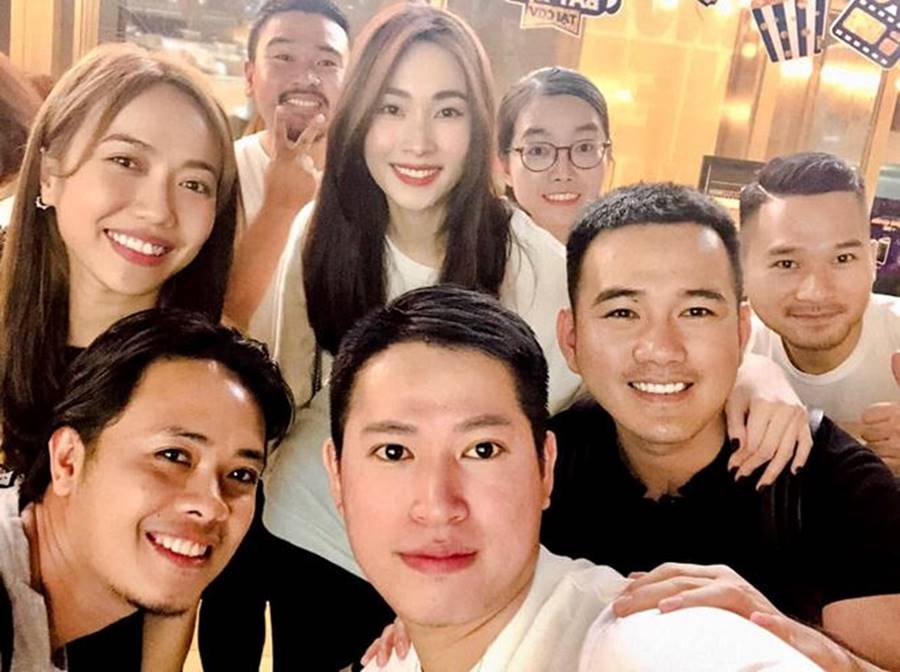 Hoa hậu Tiểu Vy, Á hậu Phương Nga đốn tim fans với váy áo lộng lẫy-15