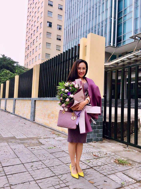 BTV đẹp nhất VTV Hoài Anh lên hình mặc đồ tạm bợ, ngoài đời xách toàn túi hiệu sang chảnh-10