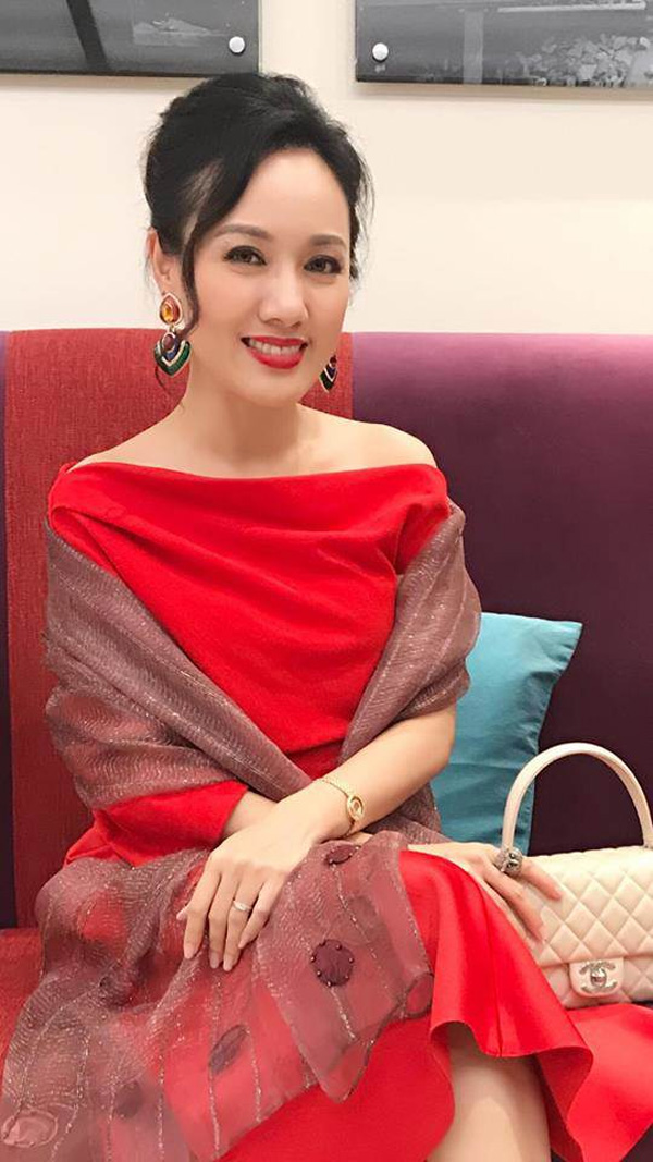 BTV đẹp nhất VTV Hoài Anh lên hình mặc đồ tạm bợ, ngoài đời xách toàn túi hiệu sang chảnh-9