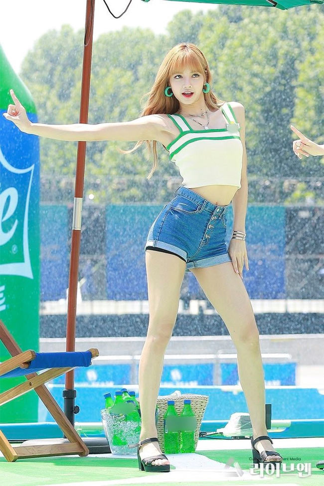 Cô gái Thái Lan xinh đẹp khiến người ta ngỡ rằng búp bê sống là có thật-1