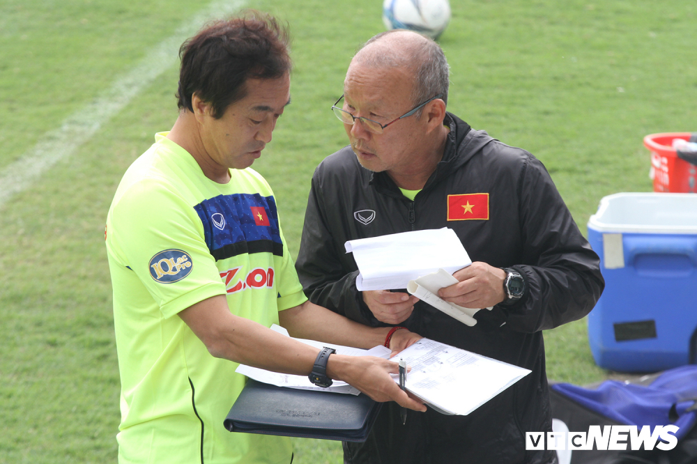 Tiến cử trợ lý Lee Young-jin nắm U23 Việt Nam, HLV Park Hang Seo toan tính gì?-1