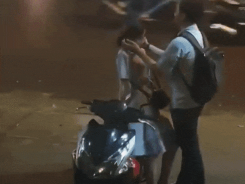 Nụ hôn tạm biệt vội vã của đôi bạn trẻ ở bến xe bus: Tình yêu hóa ra có thể dịu dàng tới vậy!-2
