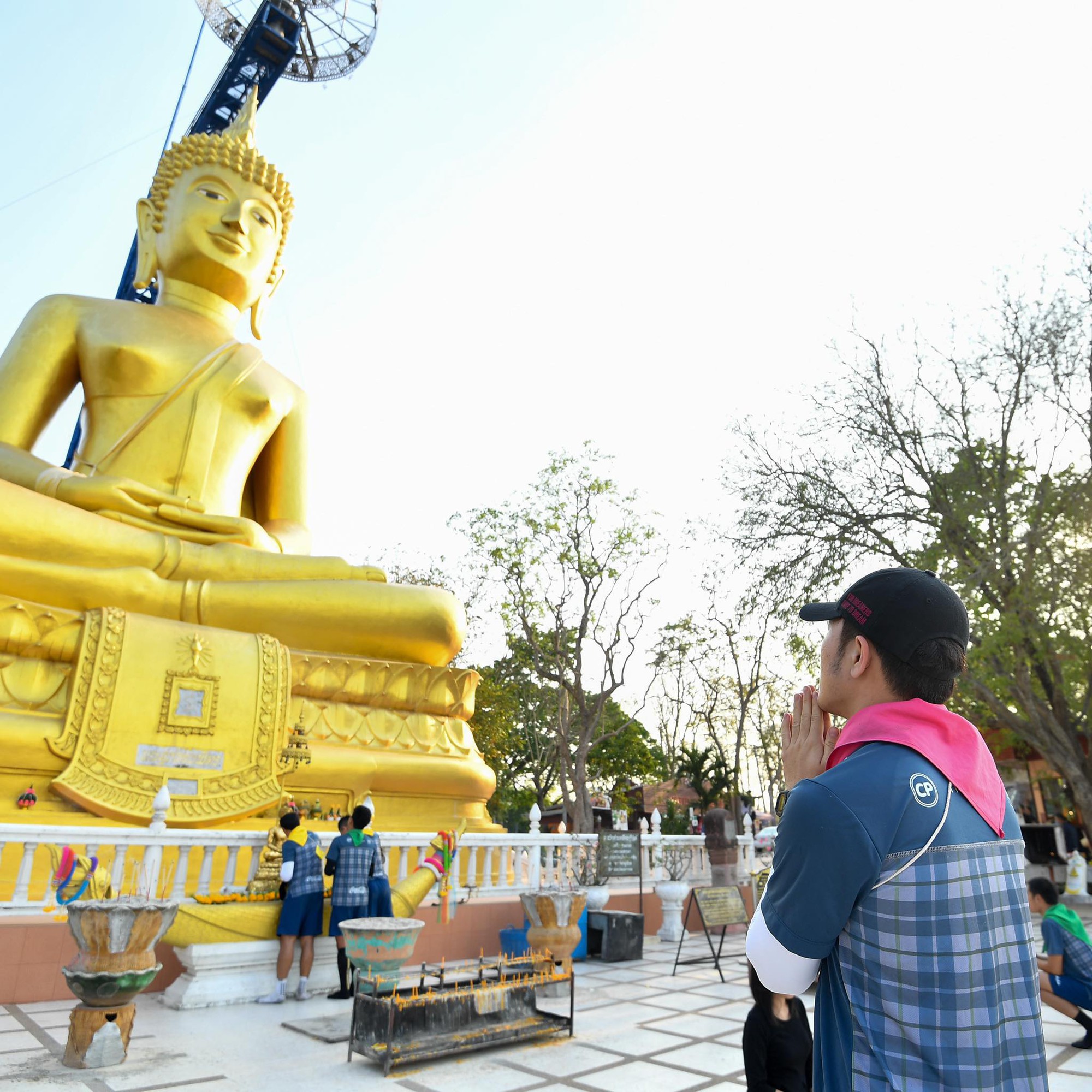 Xuân Trường đi lễ chùa cầu may cho mùa giải đầu tiên tại Thai League-2