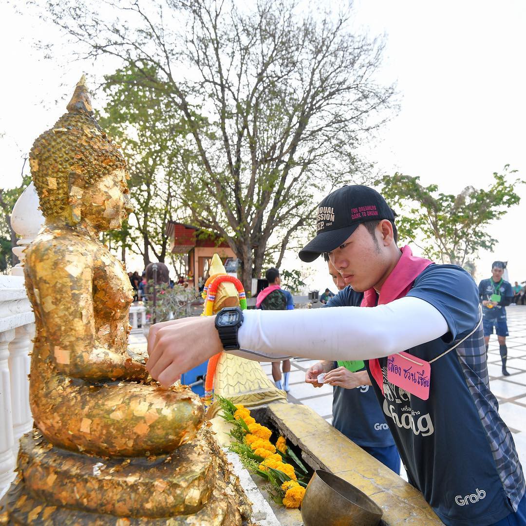 Xuân Trường đi lễ chùa cầu may cho mùa giải đầu tiên tại Thai League-3