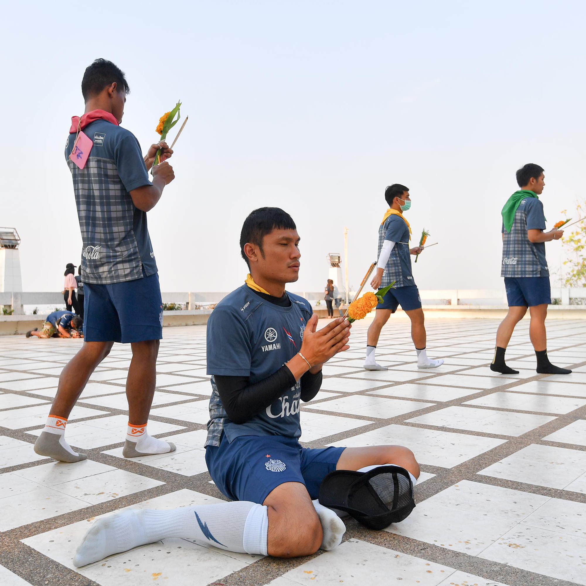 Xuân Trường đi lễ chùa cầu may cho mùa giải đầu tiên tại Thai League-4