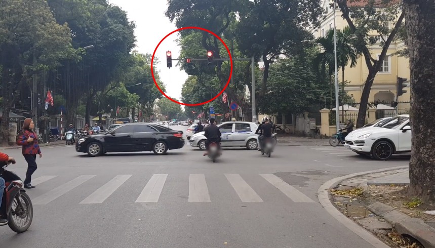 Bức xúc clip nhóm thanh niên đi xe máy phát tờ rơi như xả rác, lạng lách, vượt đèn đỏ giữa trung tâm Hà Nội-2