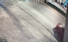 Nam thanh niên lao thẳng vào đuôi ô tô, từ từ ngã xuống đường rồi bình thản nằm tại chỗ