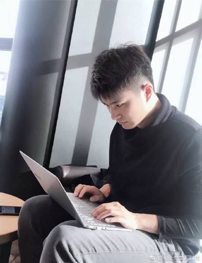 Xuất hiện nam thần toán học cao 1m96 trong chương trình Bộ não siêu việt khiến chị em thần hồn điên đảo-13