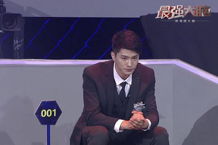 Xuất hiện nam thần toán học cao 1m96 trong chương trình Bộ não siêu việt khiến chị em thần hồn điên đảo-2