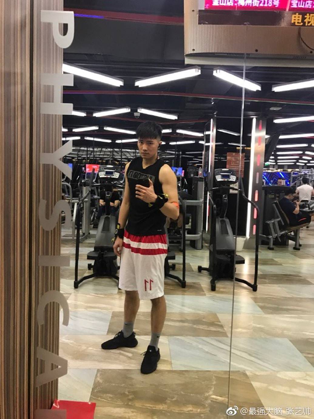 Xuất hiện nam thần toán học cao 1m96 trong chương trình Bộ não siêu việt khiến chị em thần hồn điên đảo-8