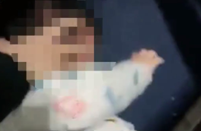 Ác mẫu bắt con trai 3 tuổi ăn cơm dưới đất, con không ăn liền ra tay đánh đập dã man khiến cư dân mạng phẫn nộ-2