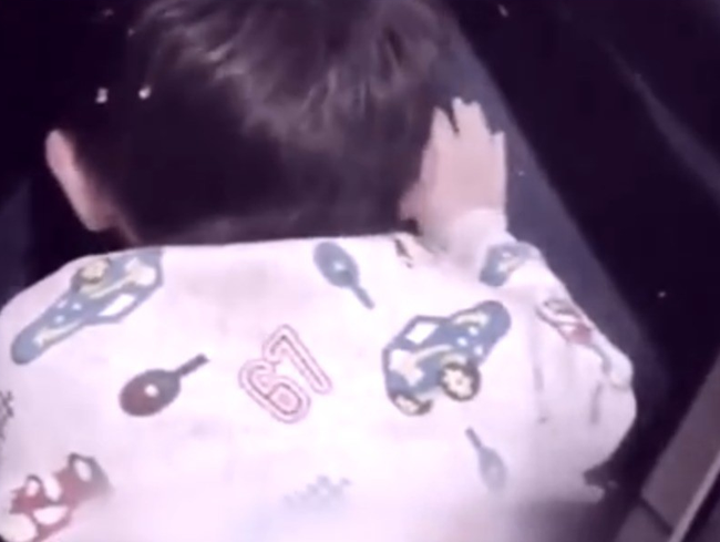 Ác mẫu bắt con trai 3 tuổi ăn cơm dưới đất, con không ăn liền ra tay đánh đập dã man khiến cư dân mạng phẫn nộ-3