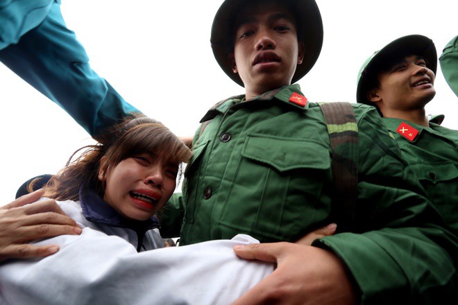 Chia tay người yêu đi nhập ngũ: Cô gái khóc ngất, nhất quyết chờ 2 năm để về làm đám cưới!-1