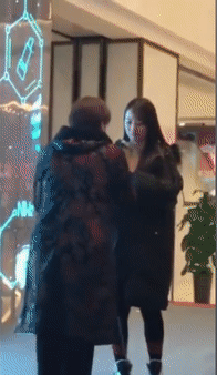 Vì yêu thương con trai, người phụ nữ quỳ xuống cầu hôn cô gái trẻ nhưng lại bị dân mạng phản đối dữ dội-1