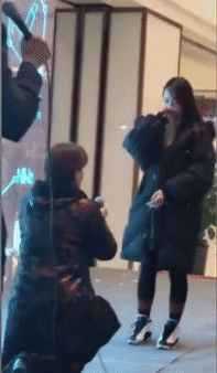 Vì yêu thương con trai, người phụ nữ quỳ xuống cầu hôn cô gái trẻ nhưng lại bị dân mạng phản đối dữ dội-2