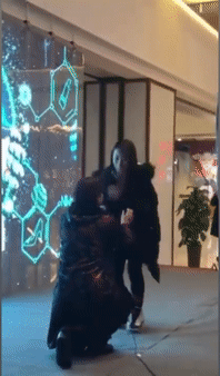 Vì yêu thương con trai, người phụ nữ quỳ xuống cầu hôn cô gái trẻ nhưng lại bị dân mạng phản đối dữ dội-3