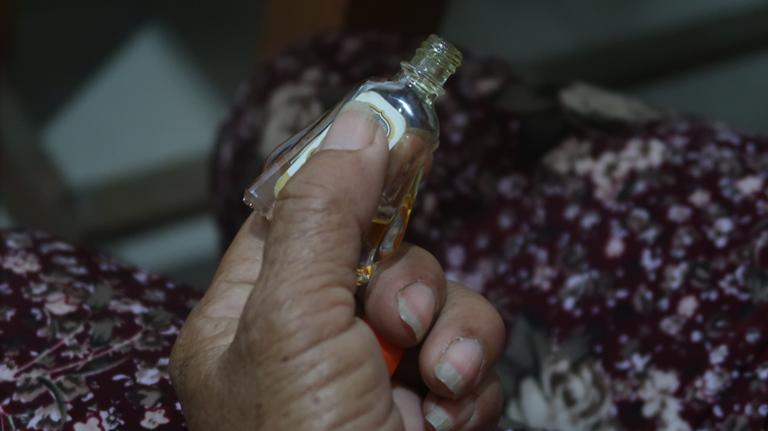 Xót xa cảnh người mẹ co ro ôm hũ hài cốt của con trai vào phòng bệnh để chạy thận-2