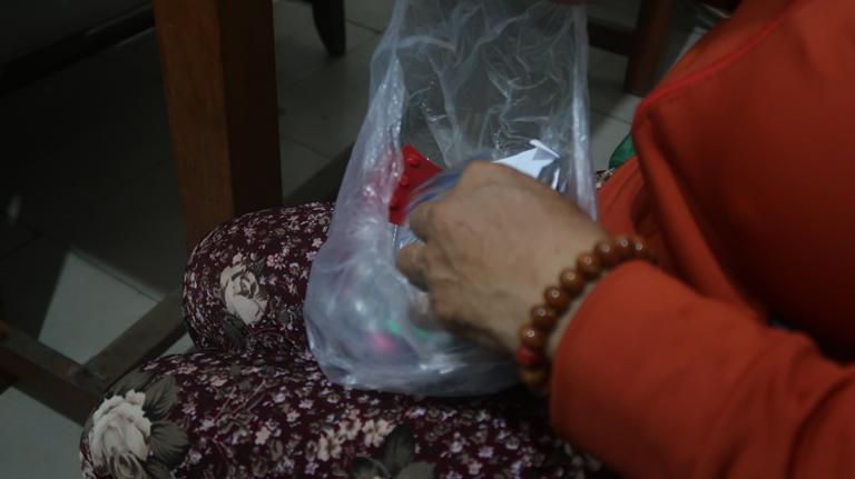 Xót xa cảnh người mẹ co ro ôm hũ hài cốt của con trai vào phòng bệnh để chạy thận-3