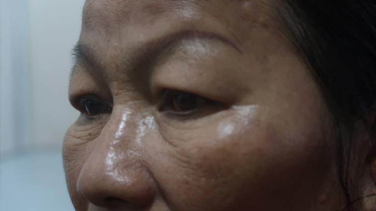 Xót xa cảnh người mẹ co ro ôm hũ hài cốt của con trai vào phòng bệnh để chạy thận-4