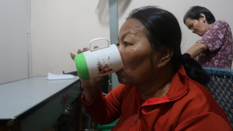 Xót xa cảnh người mẹ co ro ôm hũ hài cốt của con trai vào phòng bệnh để chạy thận-6