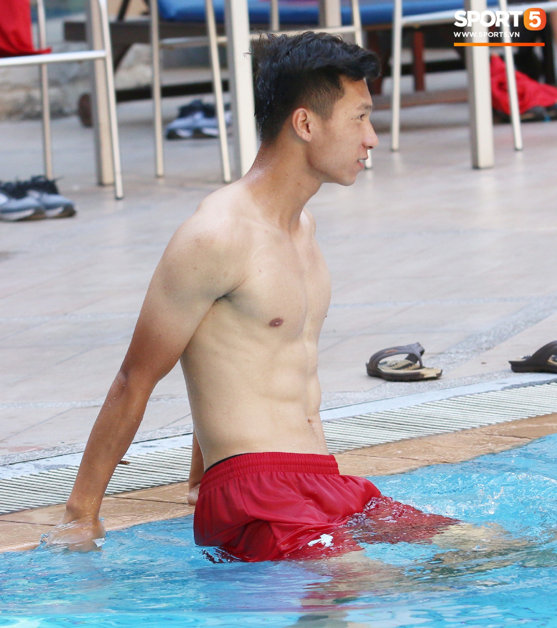 Chẳng kém các đàn anh, U22 Việt Nam cũng có rất nhiều cực phẩm khi vui đùa bên bể bơi-1