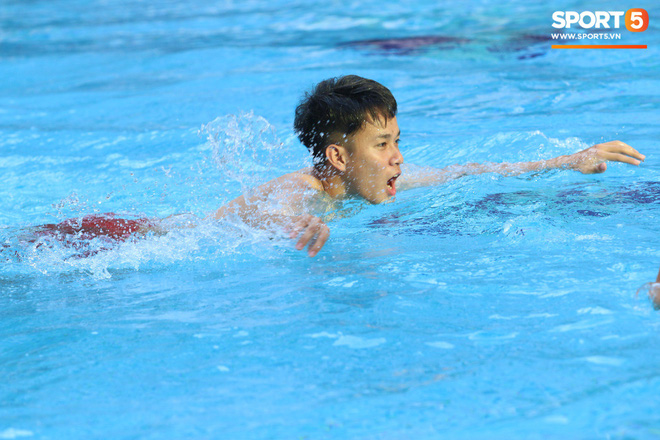 Chẳng kém các đàn anh, U22 Việt Nam cũng có rất nhiều cực phẩm khi vui đùa bên bể bơi-5