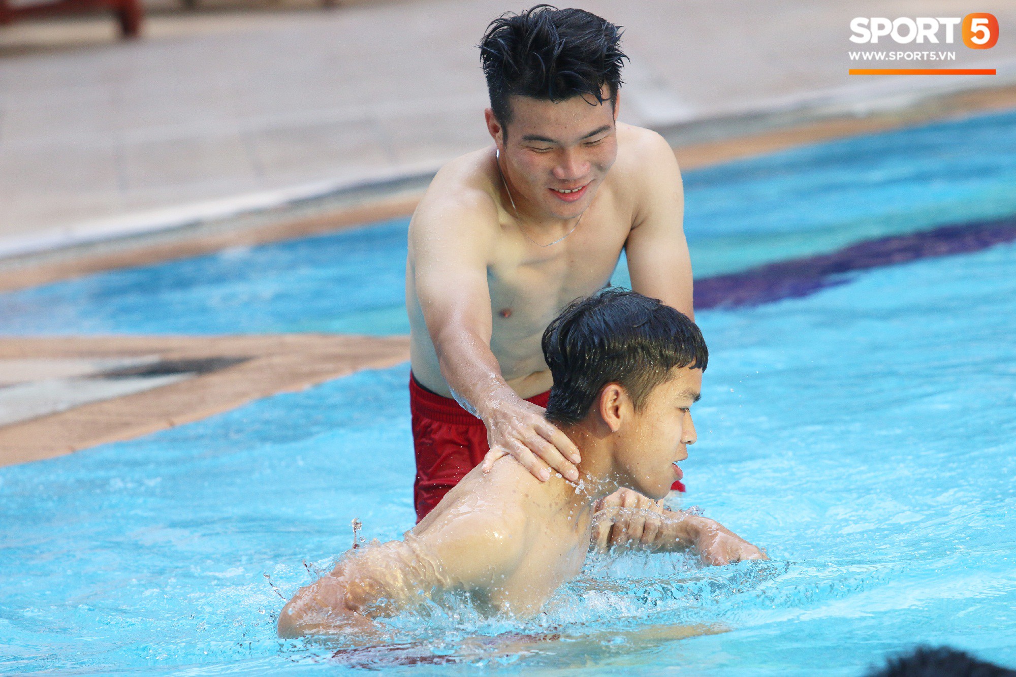 Chẳng kém các đàn anh, U22 Việt Nam cũng có rất nhiều cực phẩm khi vui đùa bên bể bơi-12